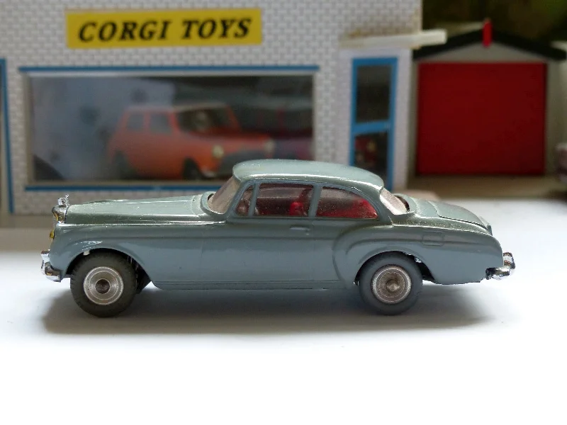 Snowmobiles for winter transportation and fun​ 224 Bentley Continental in grey