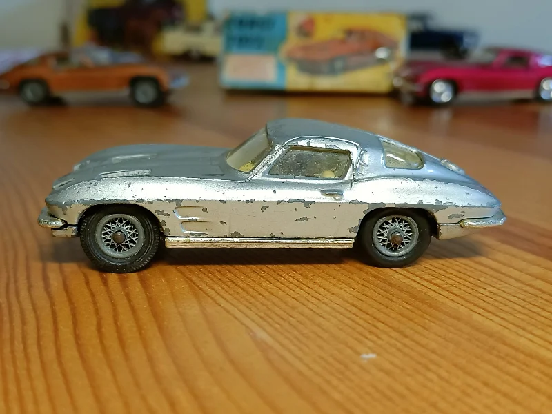 Double - decker buses for urban tourism 310 Chevrolet Corvette Sting Ray in silver metallic Double - decker buses for urban tourism 310 Chevrolet Corvette Sting Ray in silver metallic