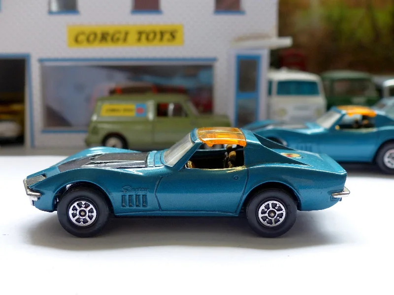 Model train sets with realistic features 387 Chevrolet Corvette Stingray in metallic blue *with jewelled rear lights* Model train sets with realistic features 387 Chevrolet Corvette Stingray in metallic blue *with jewelled rear lights*