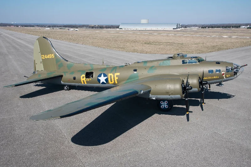 Shopping mall model toys for retail - experience simulation B-17F Flying Fortress - 'Memphis Belle' Shopping mall model toys for retail - experience simulation B-17F Flying Fortress - 'Memphis Belle'